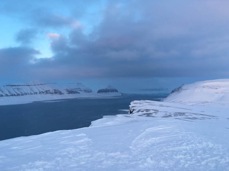 Arctic Treasures Schneemobiltour - Tagestour zum Tempelfjord www.gindeslebens.com