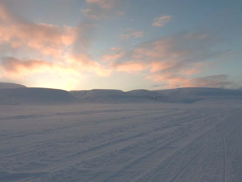 Schneemobilexpedition Tempelfjord Arctic Treasures Basecamp Explorer www.gindeslebens.com