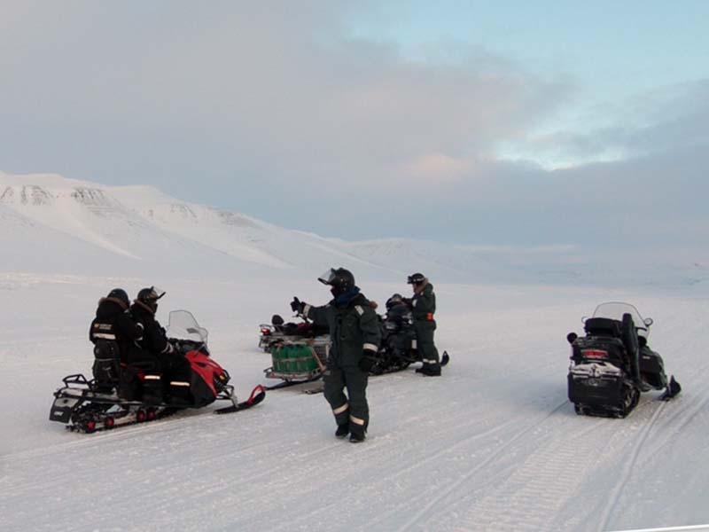 Schneemobilexpedition Tempelfjord Arctic Treasures Basecamp Explorer www.gindeslebens.com