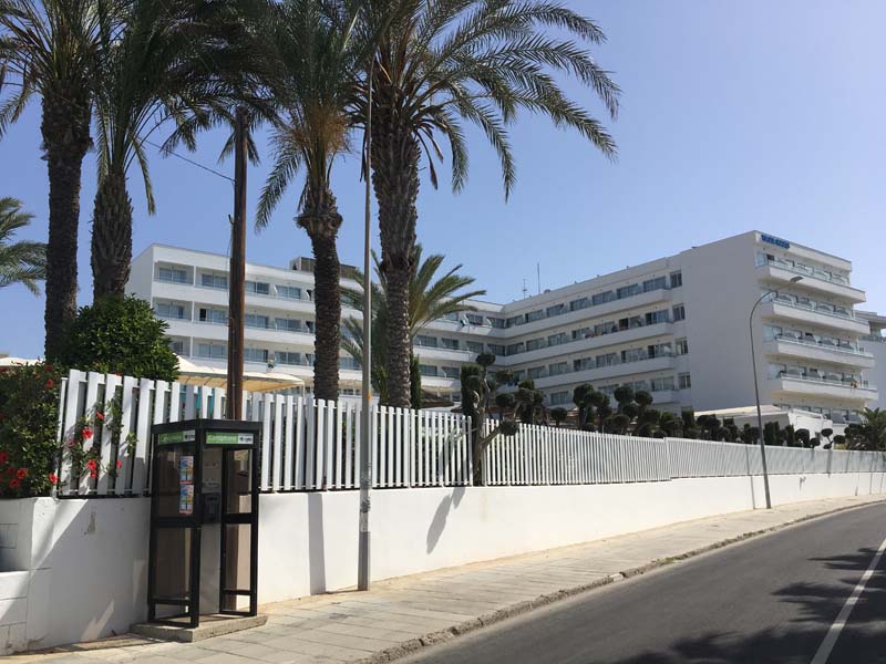 Außenansicht Tasia Maris Beach Resort Kurztrip nach Ayia Napa Zypern www.gindeslebens.com