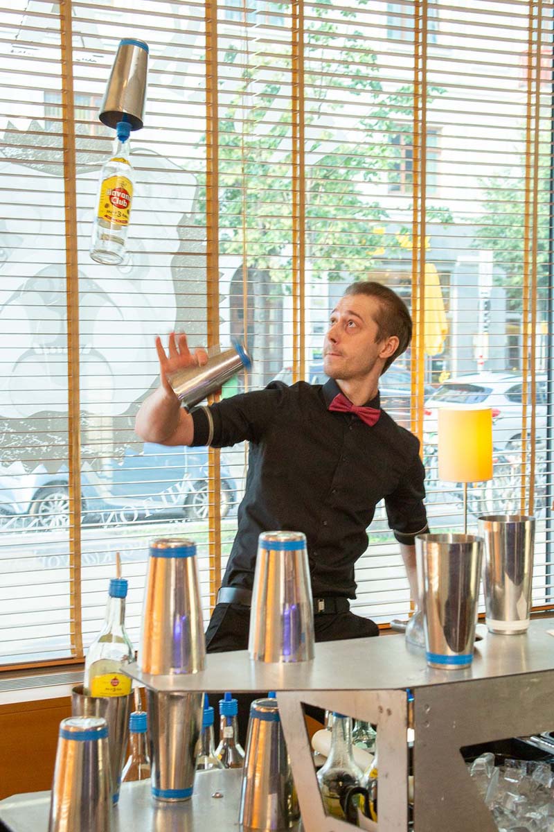 How to flair with Gin - Showbarkeeping & welcome Gin presented by Karel Kleineidam © Ina Kerpe