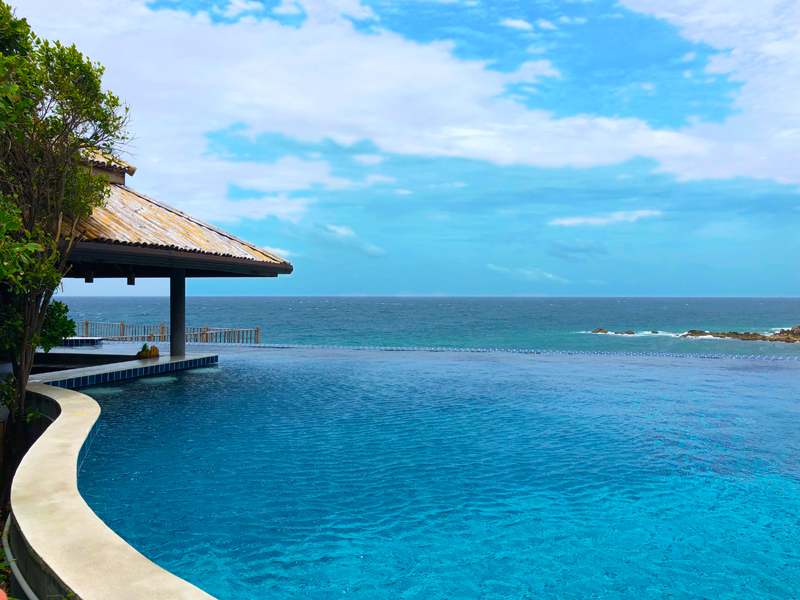 Infinity Pool mit Poolbar Sai Daeng Resort Koh Tao www.gindeslebens.com