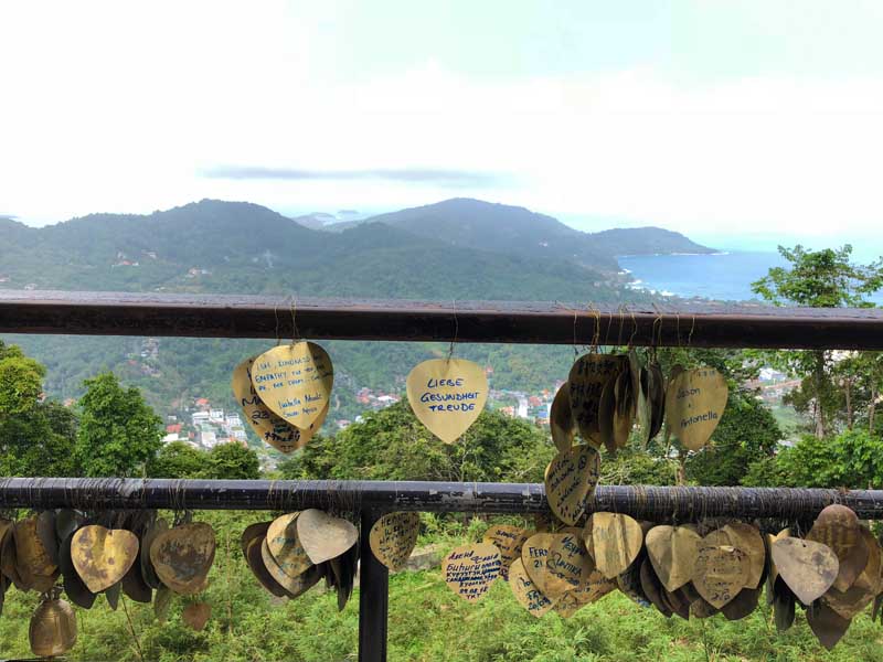 Beim Besuch des Big Buddha und der Tempelanlage sollten die Knie und Schultern bedeckt sein. Wer dies nicht beachtet, kann gegen eine kleine Spende auch Tücher und ähnliches leihen. Big Buddha Phuket in der Regenzeit - Sehenswertes, Aktivitäten und Tipps www.gindeslebens.com