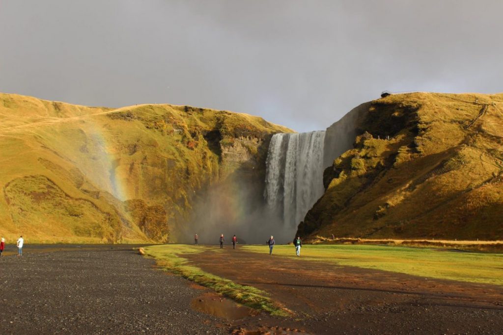 Wasserfall Skogafoss mit Regenbogen - Der goldene Herbst auf Island & und Irland - unsere 5 schönsten Herbstfotos www.gindeslebens.com