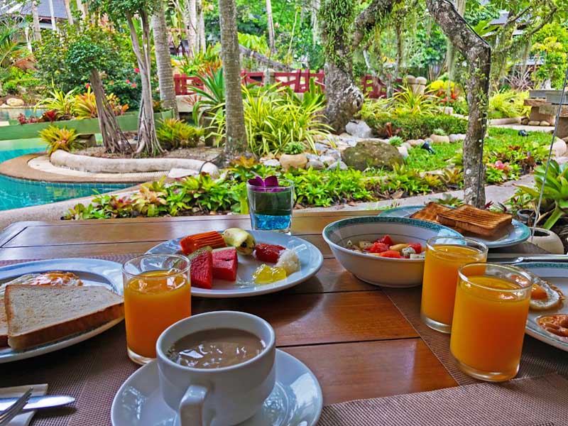 Frühstück im Garten mit Blick auf den Pool im Thavorn Beach Village Resort & Spa Phuket Hotelreview www.gindeslebens.com