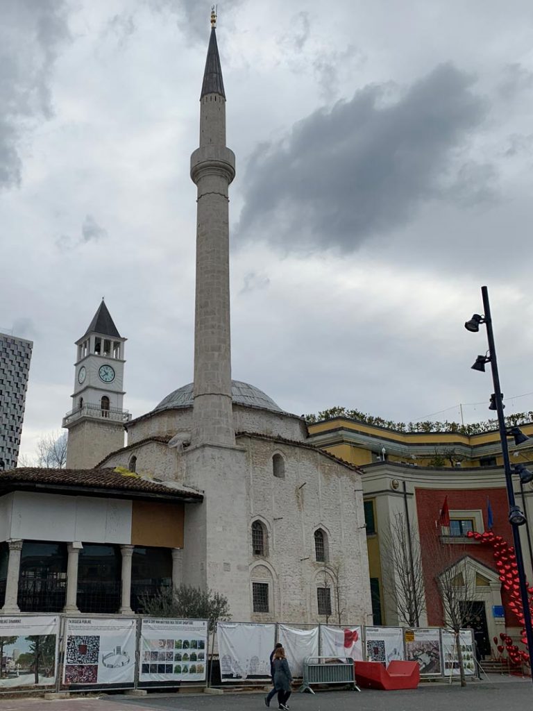 Skanderbeg-Platz Tirana Uhrturm und Et’hem-Bey-Moschee www.gindeslebens.com
