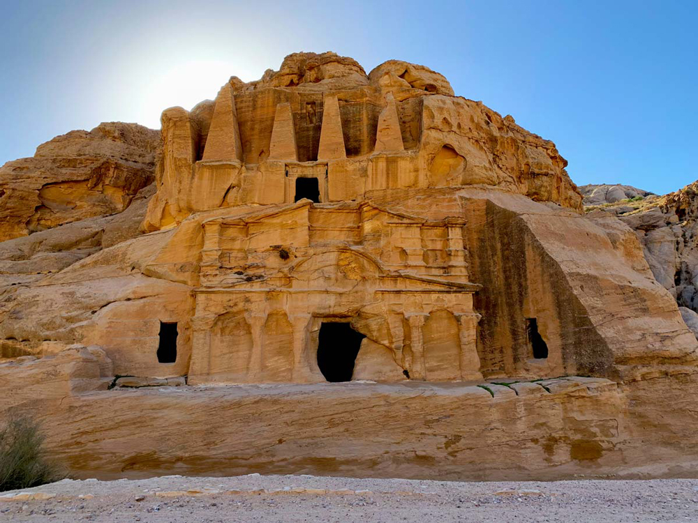 Bilder Petra Jordanien Obelsik Grab Obelisk Tomb - Petra Kosten, Highlights & Tipps www.gindeslebens.com