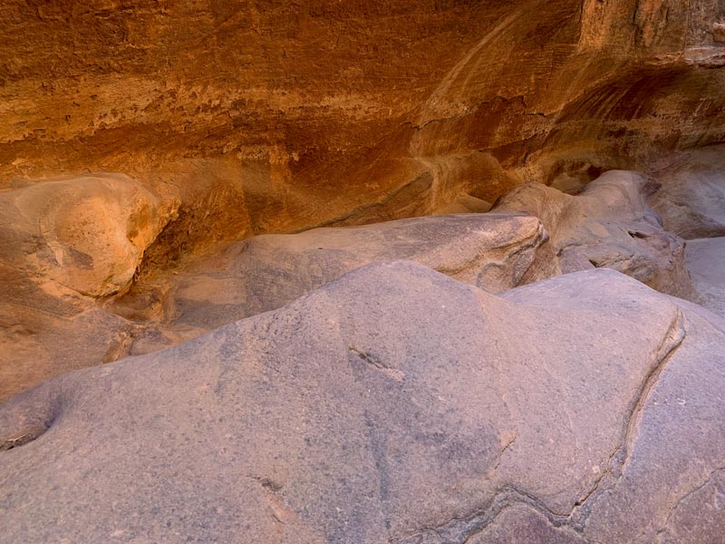 Wasserrinne in der Siq Djinn Block am Tor zur Sick - Bab Al Siq Petra Jordanien - Eintritt, Highlights & Tipps www.gindeslebens.com