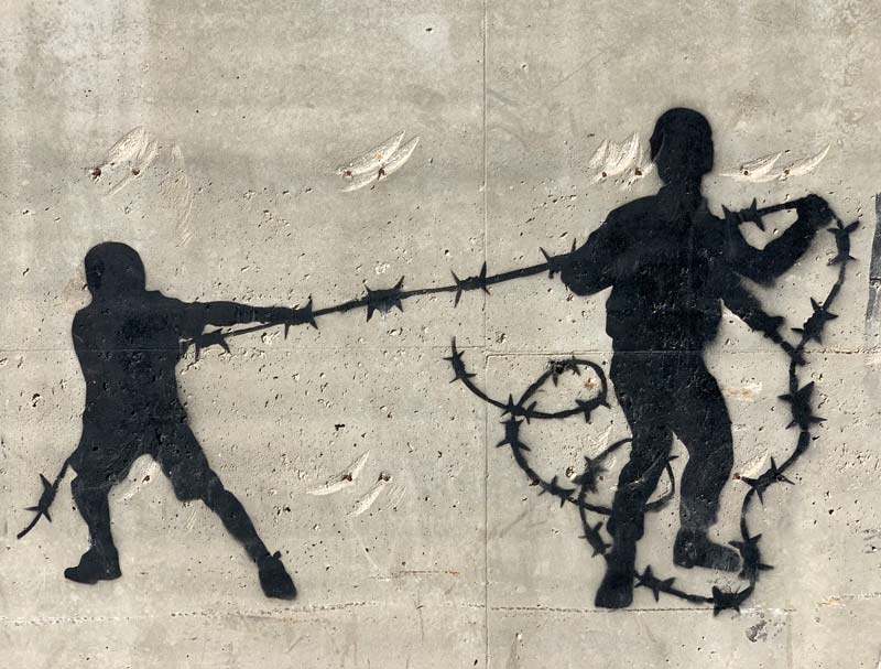 Cakes_Stencils - der Junge und der Soldat Mural in Palästina - Palästina und Israel der Konflikt um das Westjordanland www.gindeslebens.com