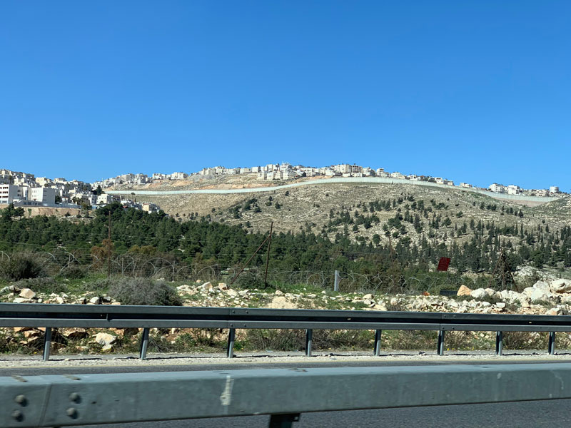 Fahrt von Bethlehem nach Ramallah - Blick auf israelische Siedlungen www.gindeslebens.com