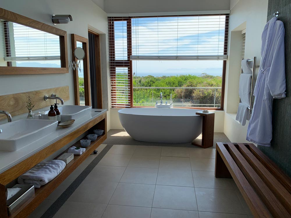 Badezimmer mit Aussicht Forest Lodge Sing Meinen Song Location 2019 Grootbos Privat Nature Reserve www.gindeslebens.com