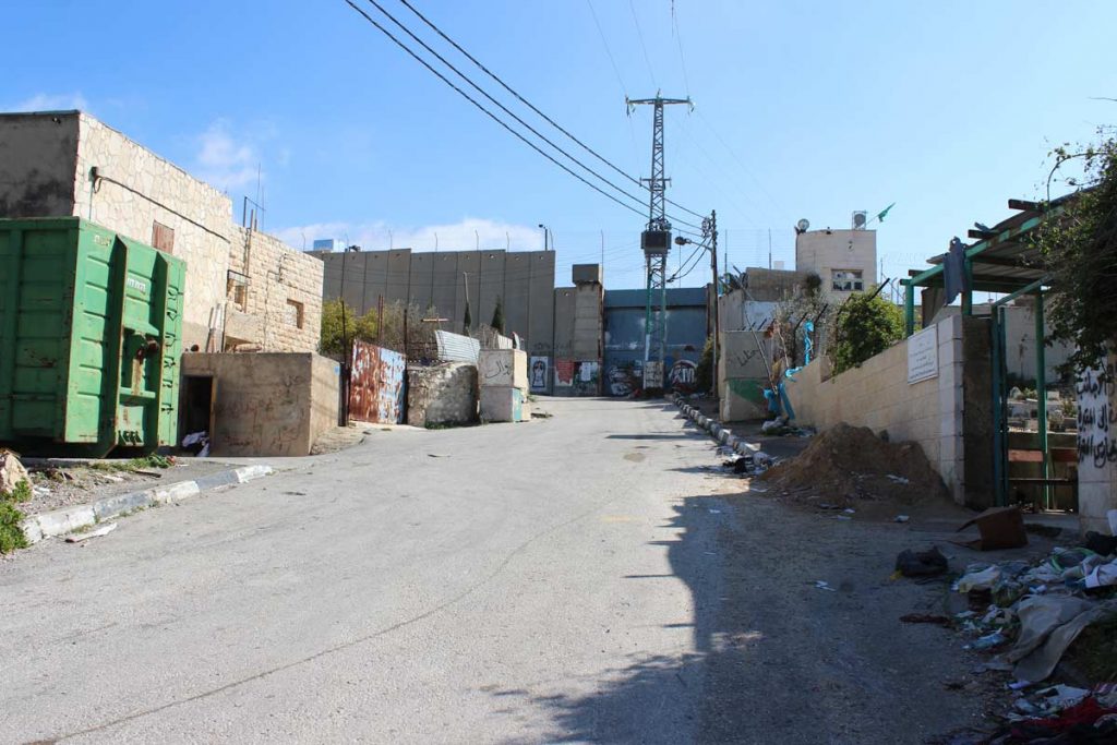 Straße im Aida Flüchtlingslager, abgetrennt durch die Separation Wall www.gindeslebens.com