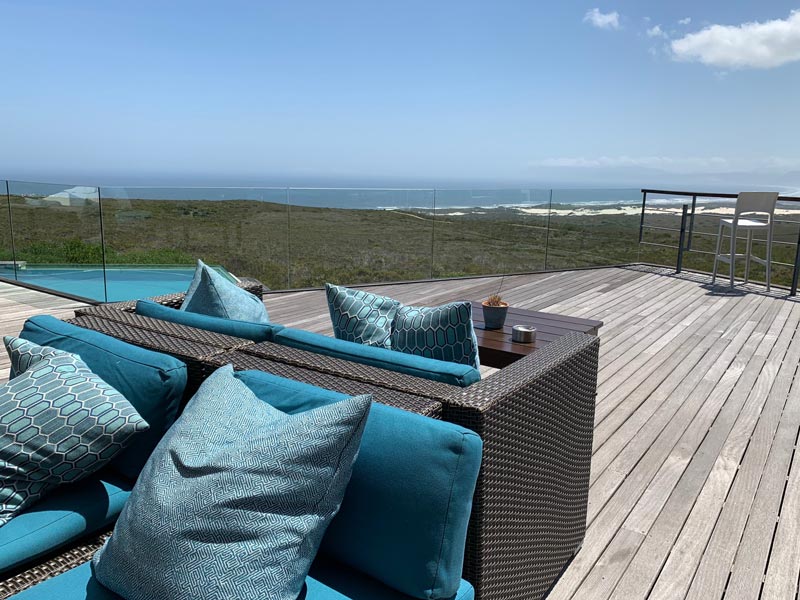 Terrasse mit Blick auf die Walker Bay Grootbos Privat Nature Reserve Location Sing meinen Song – Das Tauschkonzert www.gindeslebens.com