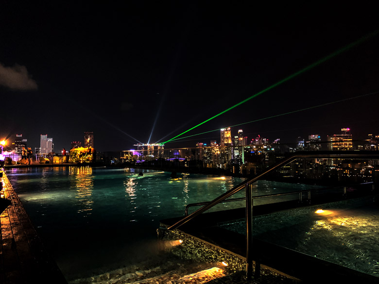 Hotel Jen Orchardgateway Singapur Rooftop Pool mit Blick auf die Marina Bay Sands Show 